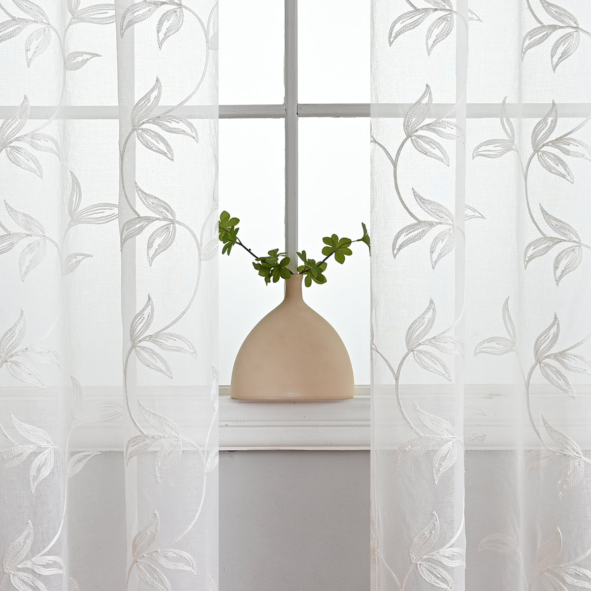 ChicFloral - Polyester Curtain with Flower and Leaves Pattern in White and Gray