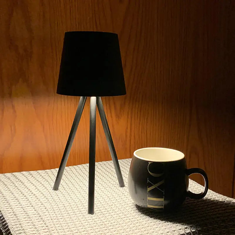 TriLeg - Tripod desk lamp