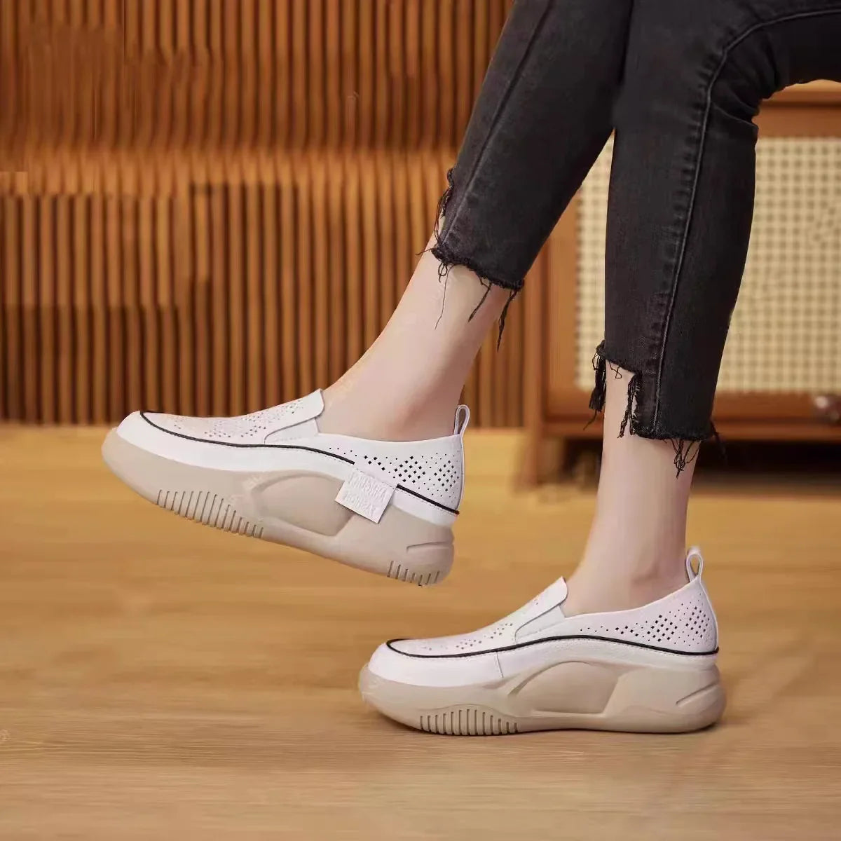 Breathable Soft Sole Slip-On Sneakers/Shoes for Women