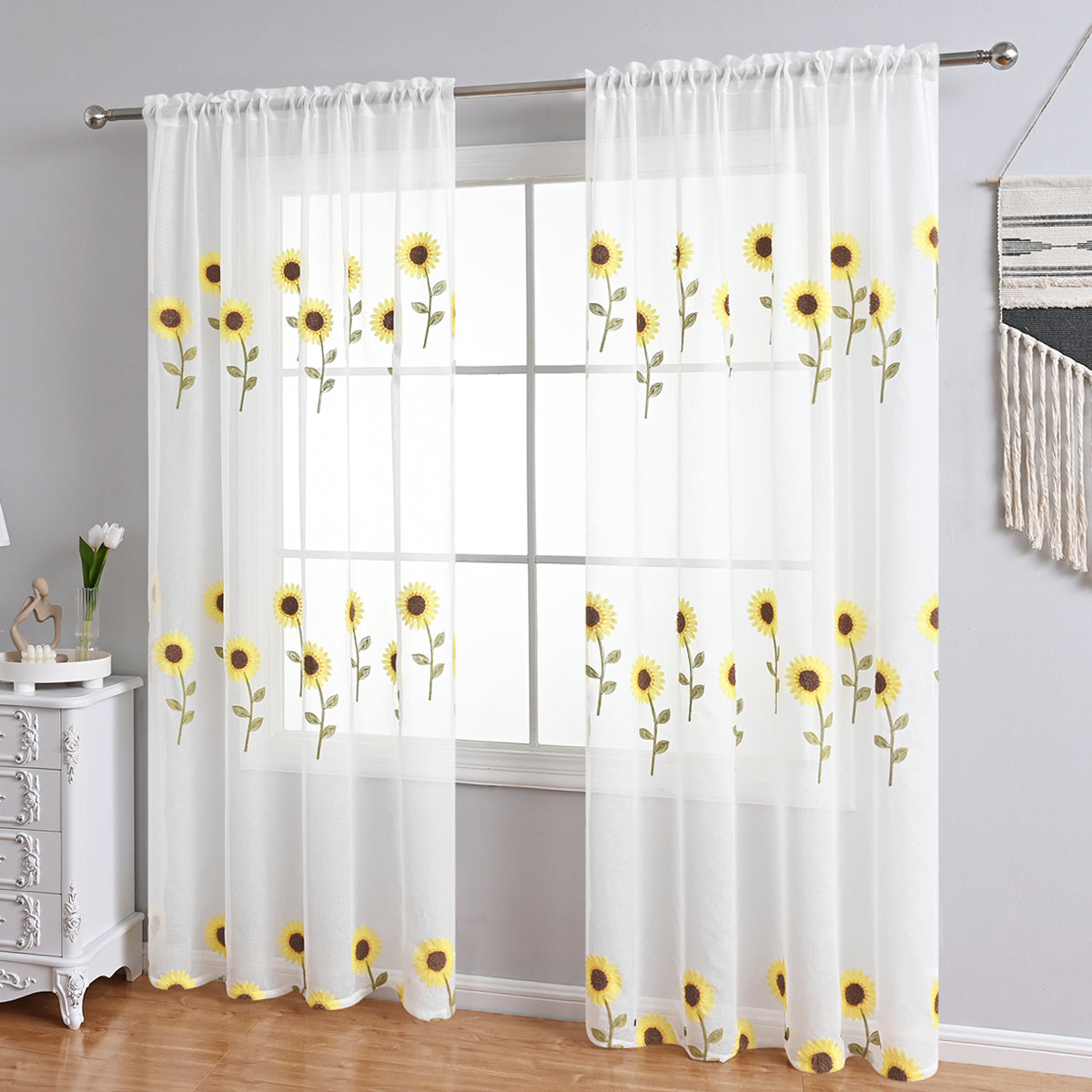 CountryBloom - Airy White Curtain with Sunflower Motif for a Farmhouse Decoration